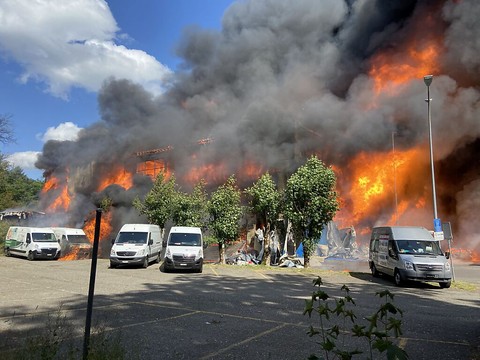 Enormes dégâts après l'incendie d'un entrepôt à Spreitenbach