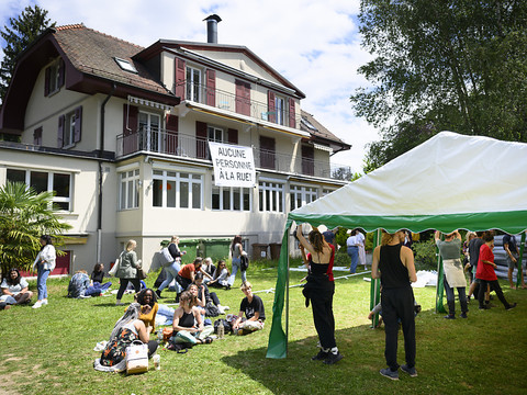 Un nouveau campement sauvage dans les jardins d'une haute école