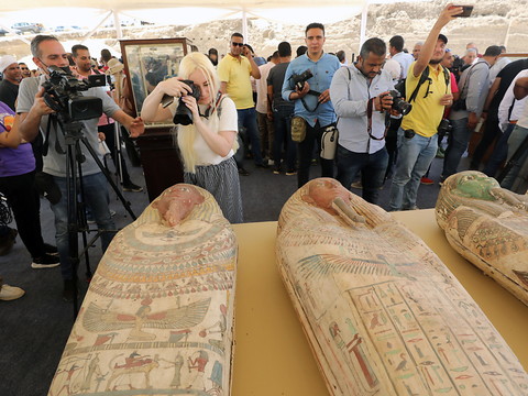 Des statues et sarcophages découverts à Saqqara