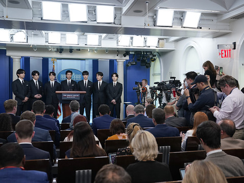 BTS bouscule la routine de la Maison Blanche et dénonce le racisme
