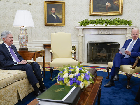 Biden reçoit le patron de la Fed pour une rare entrevue