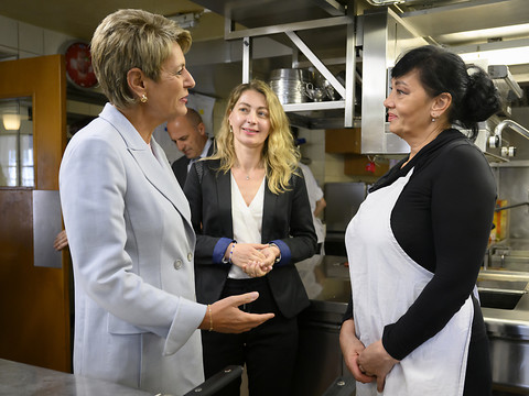 Karin Keller-Sutter rencontre une réfugiée ayant obtenu un travail