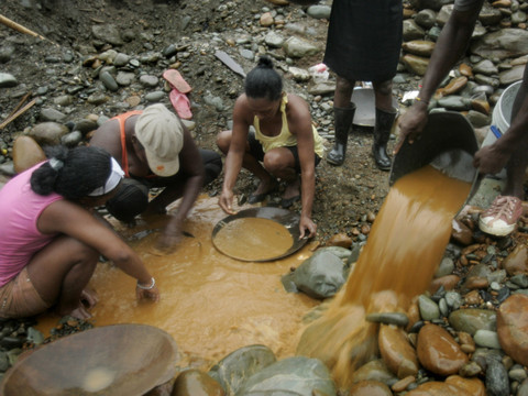 Vastes zones contaminées par l'exploitation aurifère en Colombie