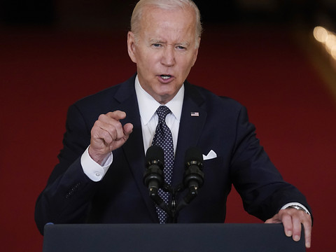 Le président Biden appelle à limiter la vente des fusils d'assaut