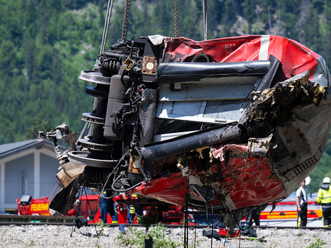 Déraillement d'un train: le bilan passe à 5 morts et 44 blessés