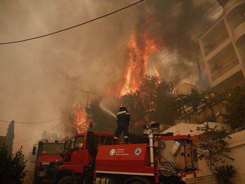 Un incendie fait rage en banlieue d'Athènes, nouvelles évacuations