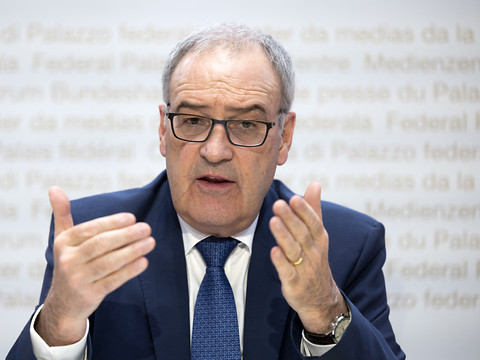 Inflation: les partenaires sociaux doivent négocier les salaires, selon Guy Parmelin