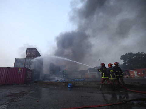 Explosion dans un dépôt de conteneurs: au moins 49 morts