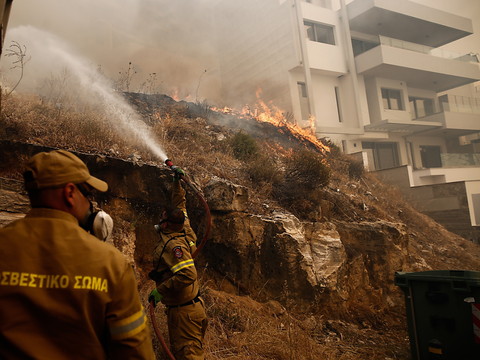 L'incendie maîtrisé dans la banlieue Sud d'Athènes