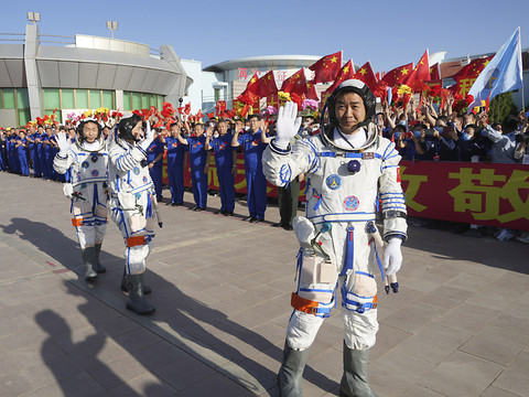 Trois astronautes chinois de retour dans le 