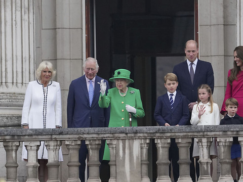 Elizabeth II apparaît finalement au balcon du palais de Buckingham