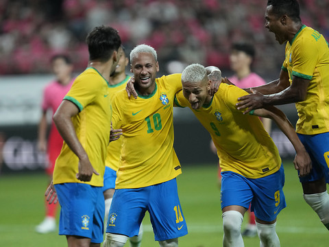 Le Brésil, dominateur, bat le Japon 1-0 sur un but de Neymar
