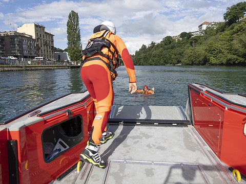 Les pompiers genevois disposent d'un nouveau bateau de sauvetage