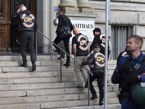 Procès de motards: prison ferme requise pour trois motards