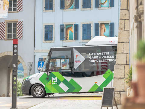 Delémont accueille le premier car postal vert de Suisse romande
