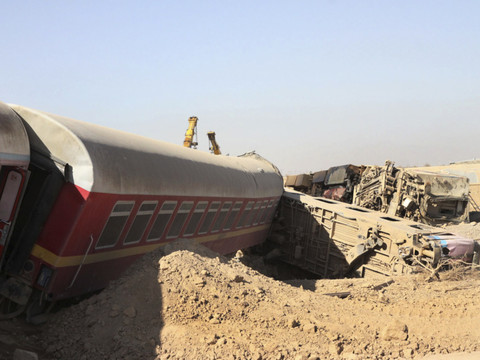 Au moins 21 morts après le déraillement d'un train en Iran