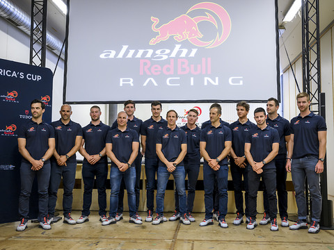 Alinghi Red Bull Racing avec deux rameurs et un cycliste