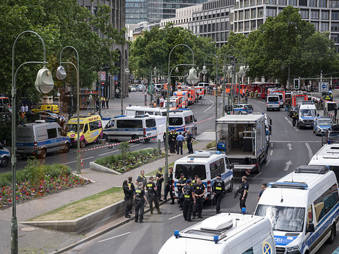 Une enseignante tuée, de nombreux blessés par une voiture lancée sur des piétons à Berlin