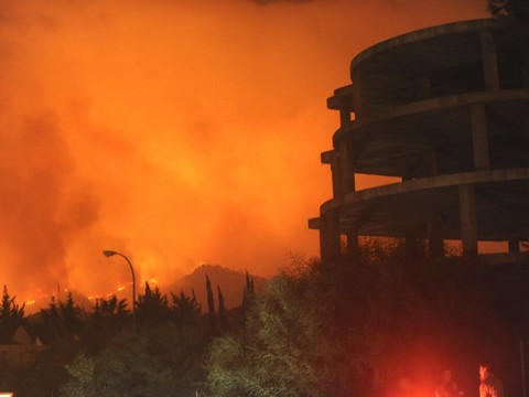 2000 personnes évacuées en raison d'un violent incendie dans le sud