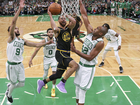 Stephen Curry relance la finale