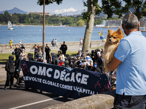 Des centaines de personnes manifestent contre le libre-échange