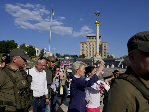 A Kiev, von der Leyen promet une réponse 