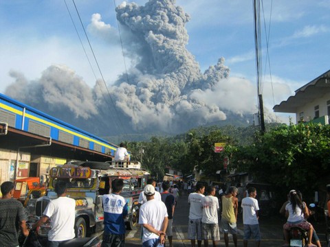Une ville des Philippines recouverte de cendres après une éruption volcanique