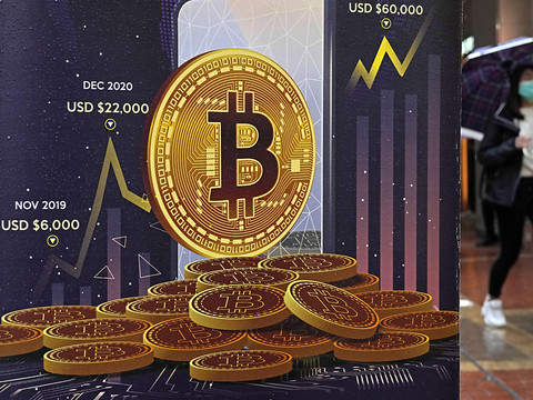 Le bitcoin plonge à moins de 25'000 dollars, plombé par l'inflation