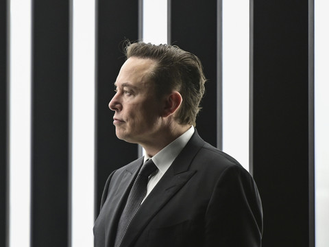 Tesla et Musk poursuivis pour avoir ignoré des accusations