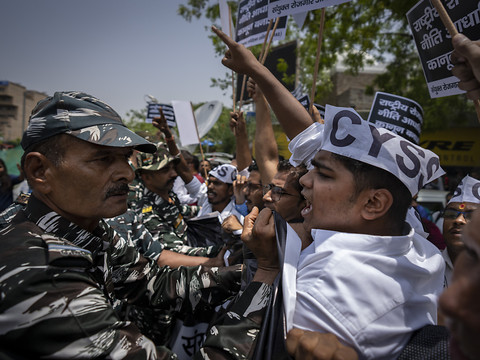 La police indienne tire à balles réelles sur des manifestants