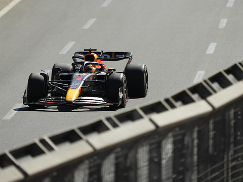 Verstappen prend les commandes d'entrée aux essais