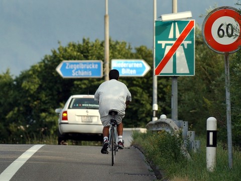 Un cycliste s'égare sur l'autoroute A2