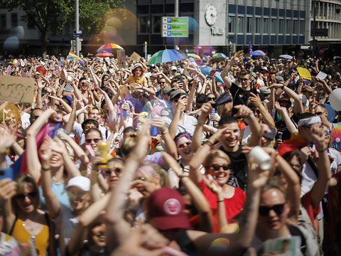 Des milliers de personnes à la Pride pour la transidentité