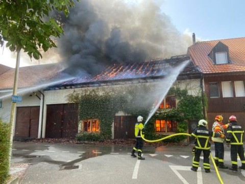 Une grange détruite par les flammes à Sugiez (FR)