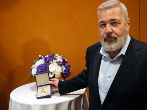 Un Nobel russe récolte 103,5 millions de dollars pour l'Ukraine