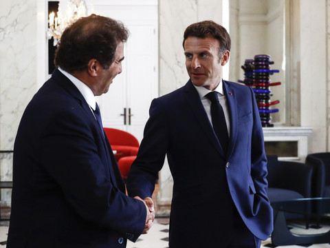 Le président Emmanuel Macron consulte pour sortir de l'impasse