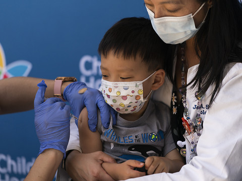 Les Etats-Unis démarrent la vaccination anti-Covid des tout petits