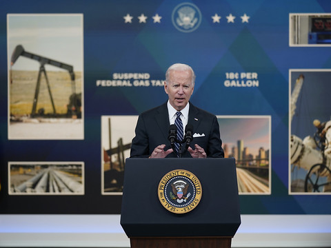 Biden défend sa stratégie face à l'envolée des prix de l'essence