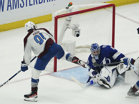 L'Avalanche gagne à Tampa Bay