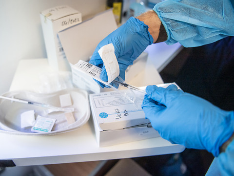 Modélisation: 20 millions de morts évités en 2021 grâce aux vaccins