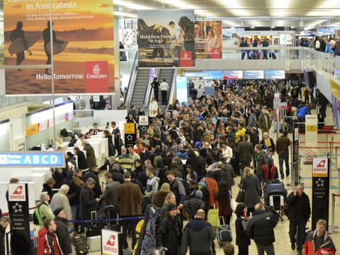 Les passagers appelés à arriver plus tôt dans les aéroports cet été