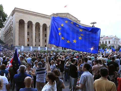 Nouvelle manifestation après le report de la candidature à l'UE