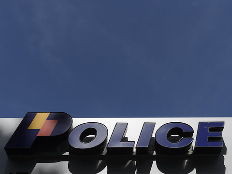 Une voiture fonce sur un marché en pleine ville de Genève