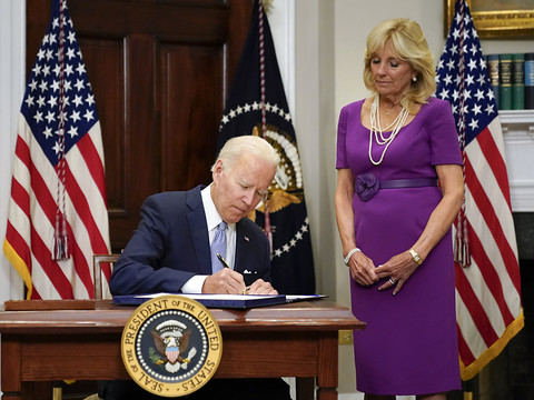 Biden signe la loi qui vise à limiter les violences par arme à feu