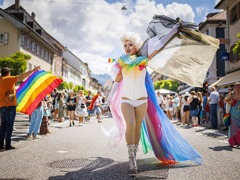 Plus de 10'000 personnes à la Marche des fiertés de Bulle (FR)