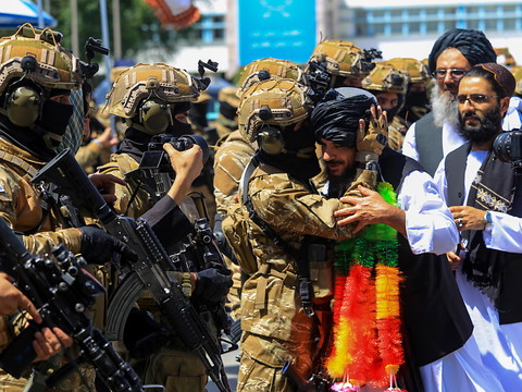 Un Afghan libéré de Guantanamo accueilli en héros chez lui