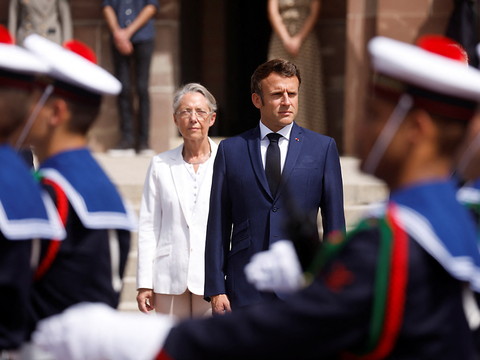 Macron charge Borne de former un 