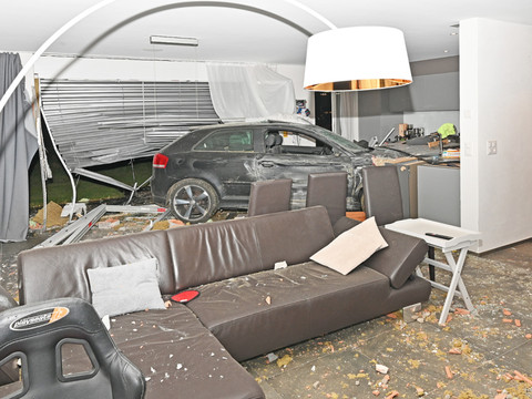 Une voiture atterrit dans le salon