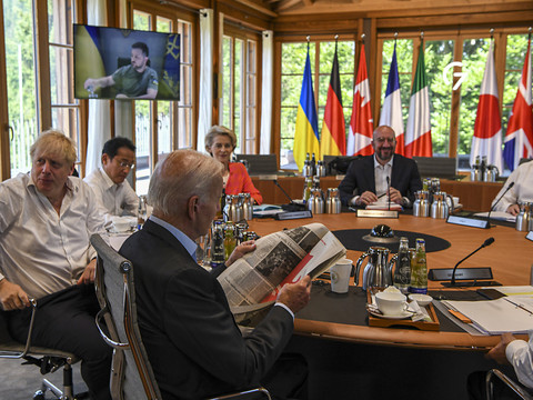 Le G7 réfléchit sérieusement à plafonner le prix du pétrole russe