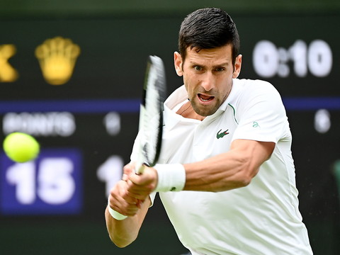 Djokovic perd un set mais passe au 2e tour